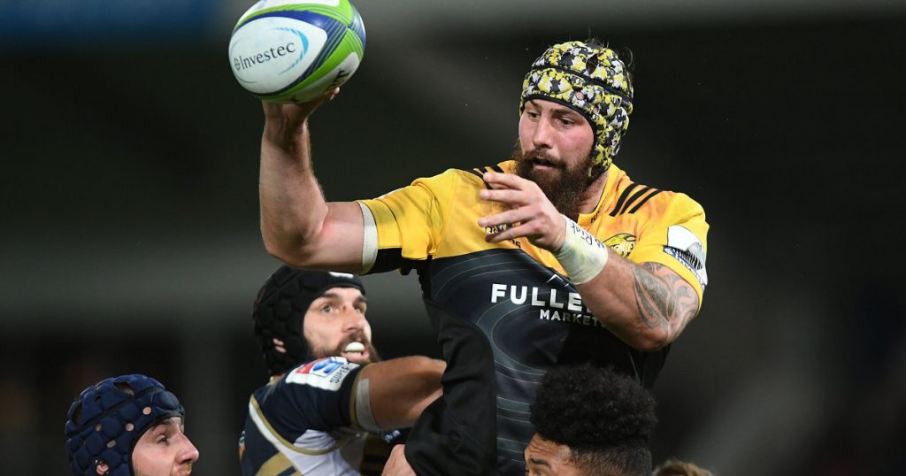 Blade Thomson sets up his own try with crazy powerflick offload