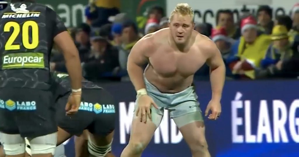 Vincent Koch loses shirt then does what any honourable prop would do
