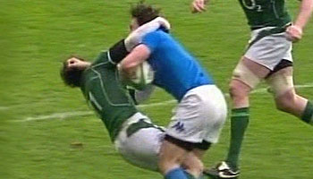 Mauro Bergamasco smashes the Irish players