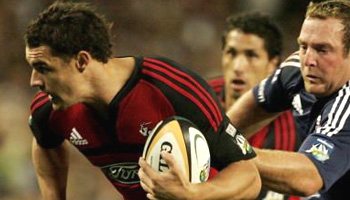 Dan Carter pinpoint crosskick for the try