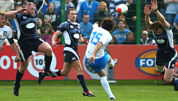 Italy beat Scotland with a last minute drop