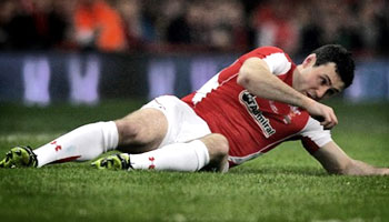 Ben Foden gets the better of Stephen Jones' hit