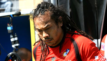 Tana Umaga hits hard, then sets up Jerry Collins for the try